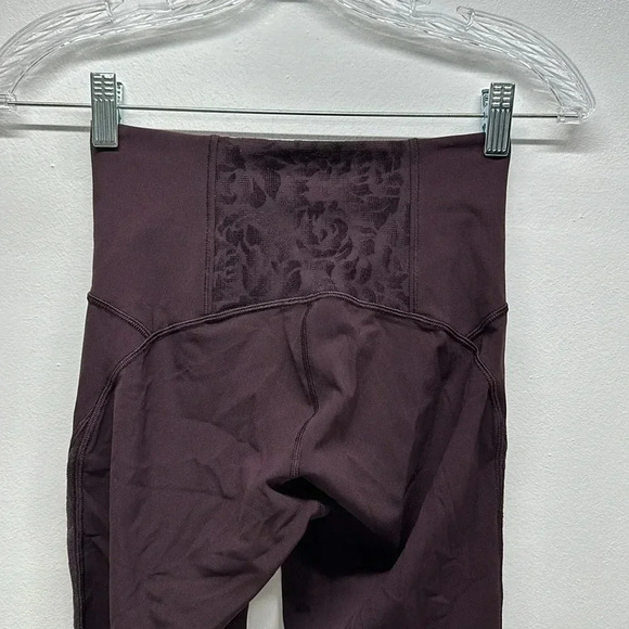 Lululemon Meant To Move 7/8 Tight Leggings in Black Cherry Flocked Floral Size 4 - Picture 6 of 11